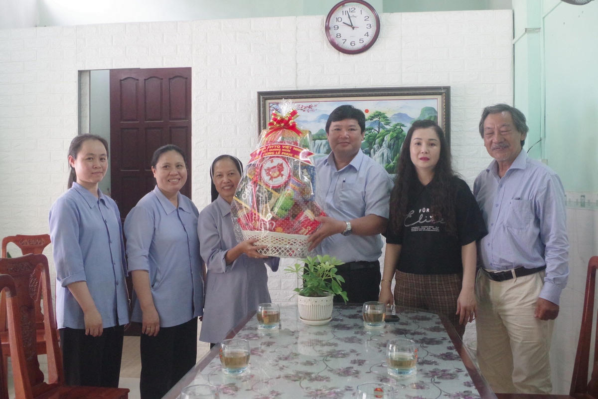 Phó Chủ tịch Ủy ban MTTQ Việt Nam tỉnh Quảng Ngãi Bùi Đức Thọ thăm, chúc mừng Cộng đoàn Mai Trinh nhân dịp lễ Phục sinh 2023.