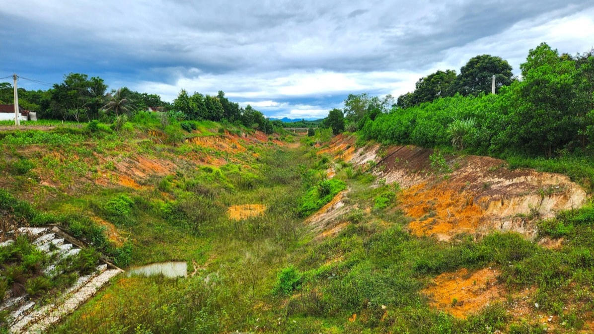 Hợp phần Kênh tiêu Châu Bình thuộc dự án hồ chứa nước bản Mồng dù chưa đưa vào hoạt động nhưng đã xuống cấp nghiêm trọng.