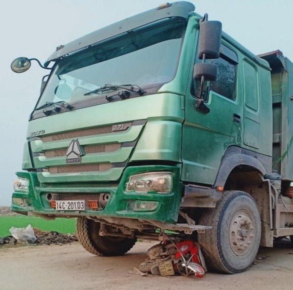 Chiếc xe máy cuốn vào gầm xe tải khiến 3 người tử vong tại chỗ, 1 người nguy kịch (Ảnh Hạo Thiên).