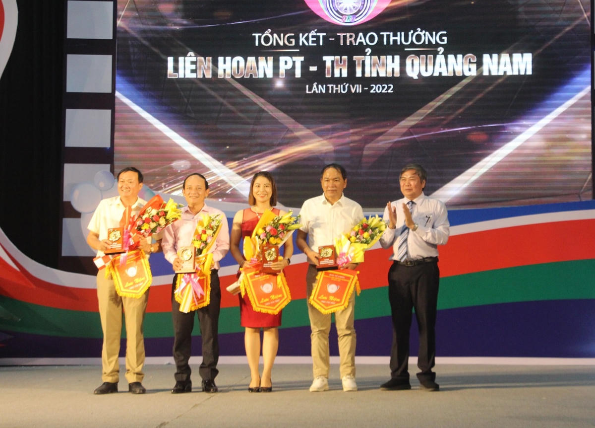 Các đơn vị tài trợ được tặng hoa, cờ lưu niệm.