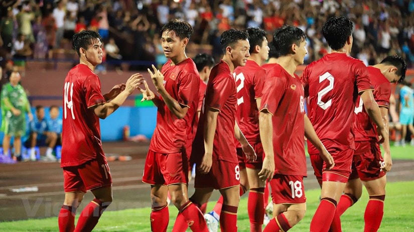 Bùi Vĩ Hào (thứ hai từ trái sang) ăn mừng sau khi ghi bàn thắng duy nhất giúp U23 Việt Nam giành chiến thắng trước U23 Yemen. (Ảnh: PV/Vietnam+).