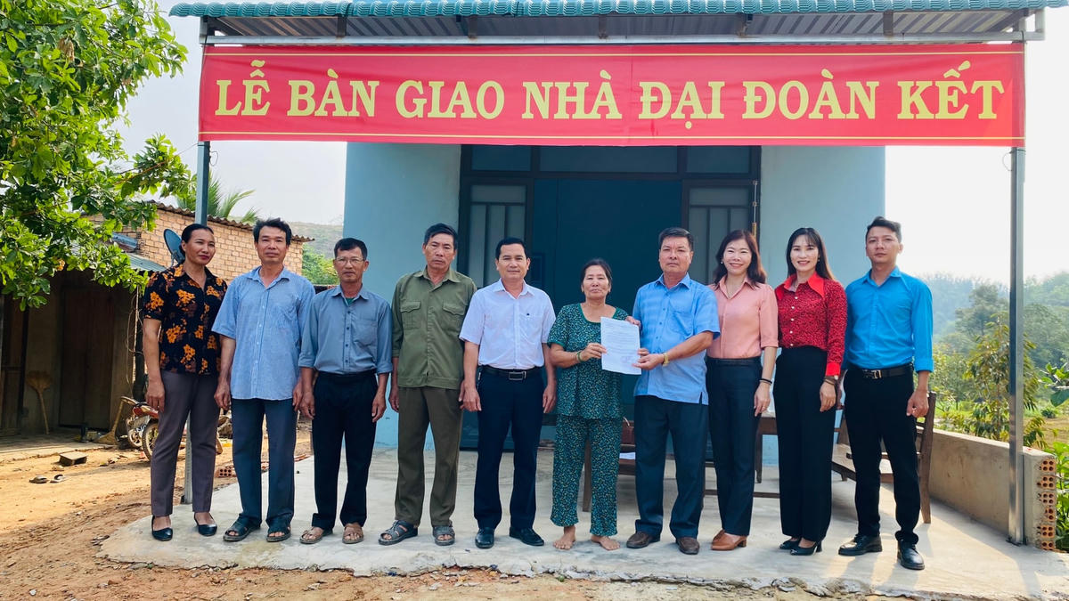 Trao quyết định bàn giao nhà đại đoàn kết cho gia đình bà Trịnh Thị Thuấn.