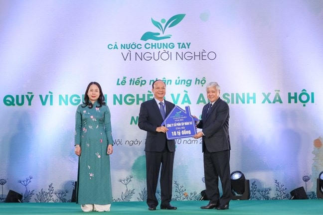 Ông Đỗ Văn Chiến, Bí thư Trung ương Đảng, Chủ tịch UBTƯ MTTQ Việt Nam và bà Võ Thị Ánh Xuân, Ủy viên Trung ương Đảng, Phó Chủ tịch Nước CHXHCN Việt Nam tiếp nhận ủng hộ.