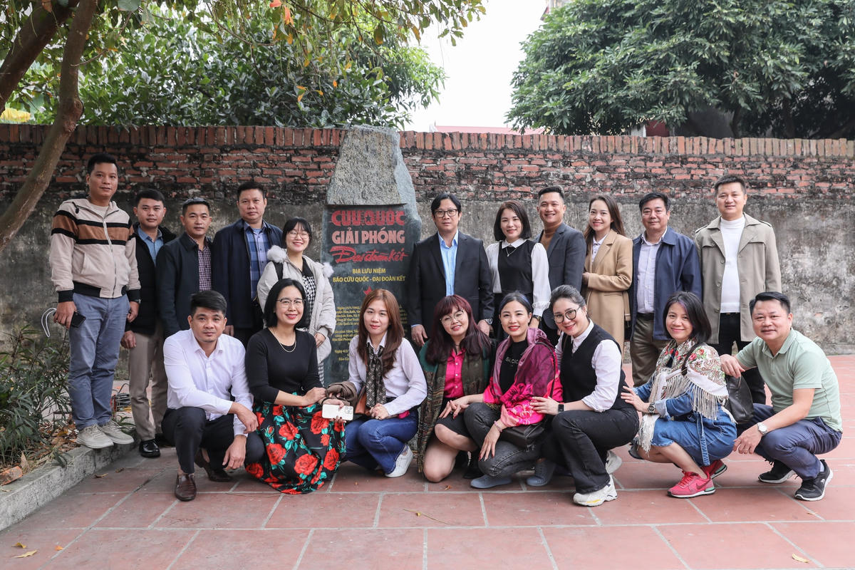 Tập thể Báo Đại Đoàn Kết chụp ảnh lưu niệm tại Khu bảo tồn thôn Cả - Xuân Kỳ. Ảnh: Quang Vinh.