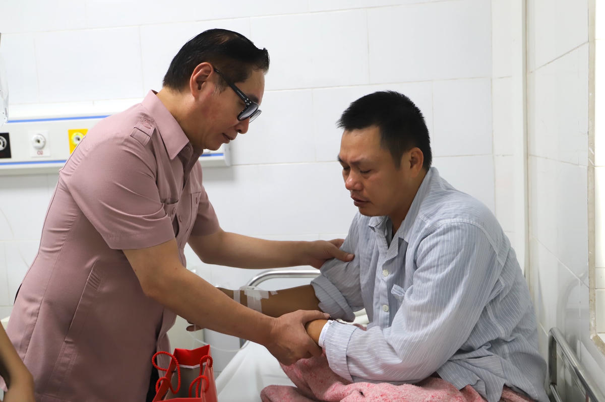 Bệnh nhân này không cầm được nước mắt khi đã mất đi người thân trong vụ cháy, đồng thời bày tỏ sự cảm ơn đến đoàn thiện nguyện.  