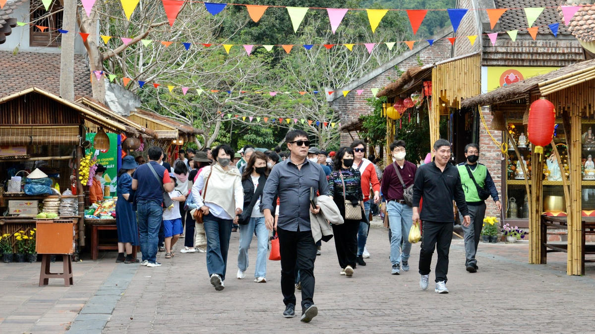 Sau 3 năm ảnh hưởng bởi dịch Covid-19, đầu năm nay, bên cạnh khách nội địa, Yên Tử còn đón thêm nhiều khách quốc tế từ Hàn Quốc, Trung Quốc,… đến tham quan.