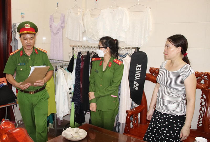 Lực lượng chức năng khám xét nơi ở của Đinh Thị Minh Liệu.
