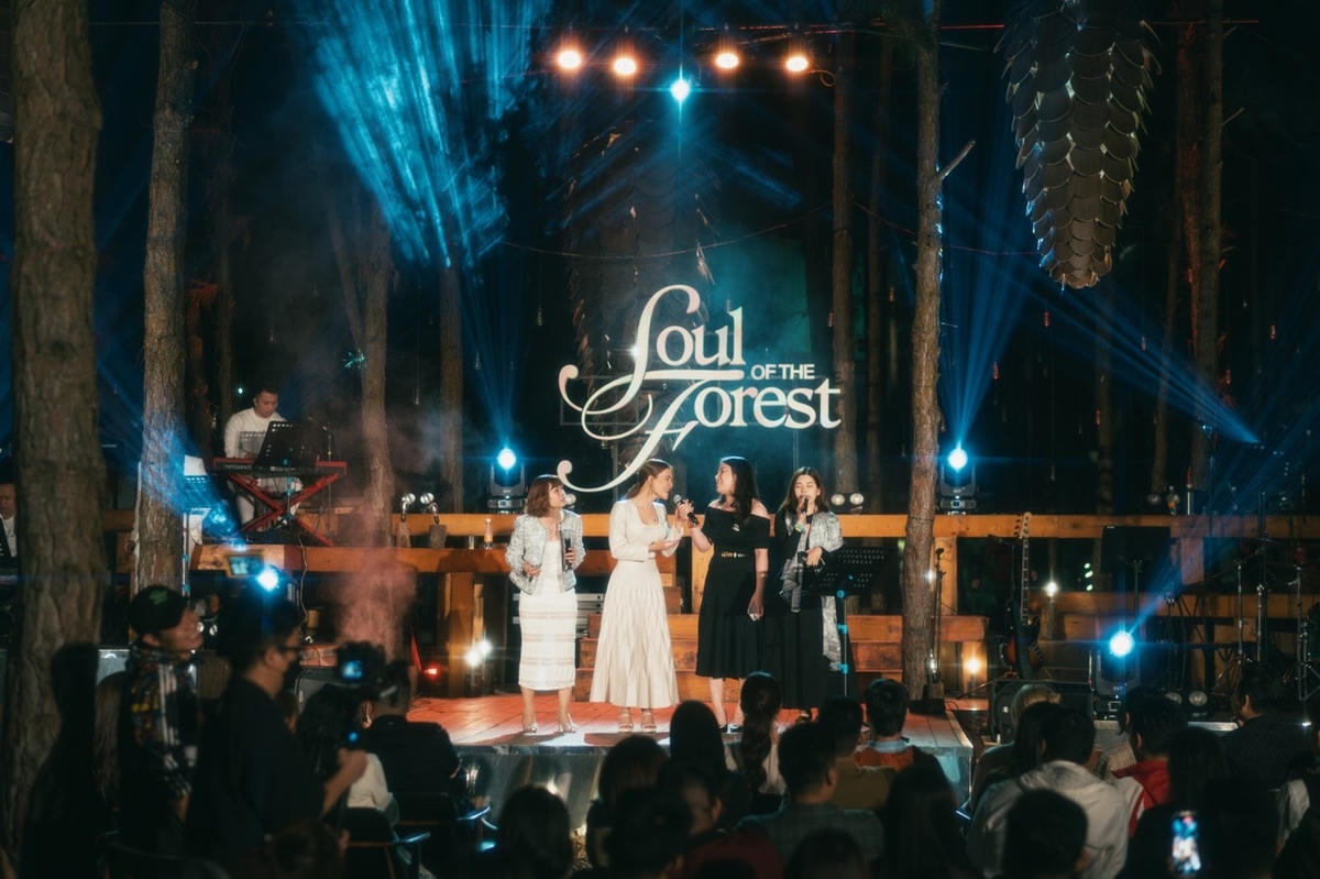 Các khán giả nữ tự tin hòa giọng cùng ca sĩ Hà Nhi trên sân khấu Soul of the Forest.