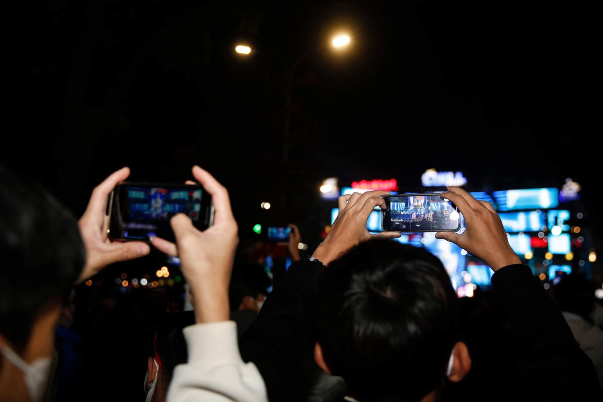 Các bạn trẻ Thủ đô dùng điện thoại phát trực tiếp chương trình ca nhạc lên mạng xã hội.