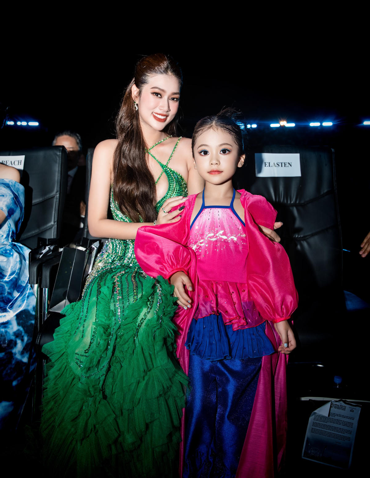 Cô bé chinh phục công chúng bởi phong thái rất tự tin, cá tính nhưng cũng rất hồn nhiên, đáng yêu. Và ít ai ngờ được rằng, Nhật Ánh mới chỉ 6 tuổi, và mới “chạm ngõ” làng thời trang chưa lâu.