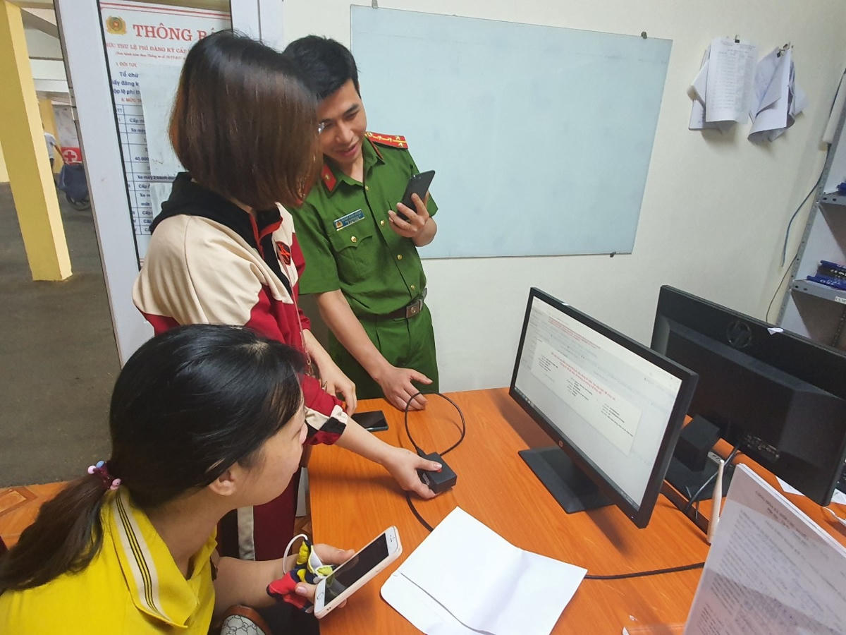 Công an xã Tân Hội hướng dẫn người dân đăng ký xe.