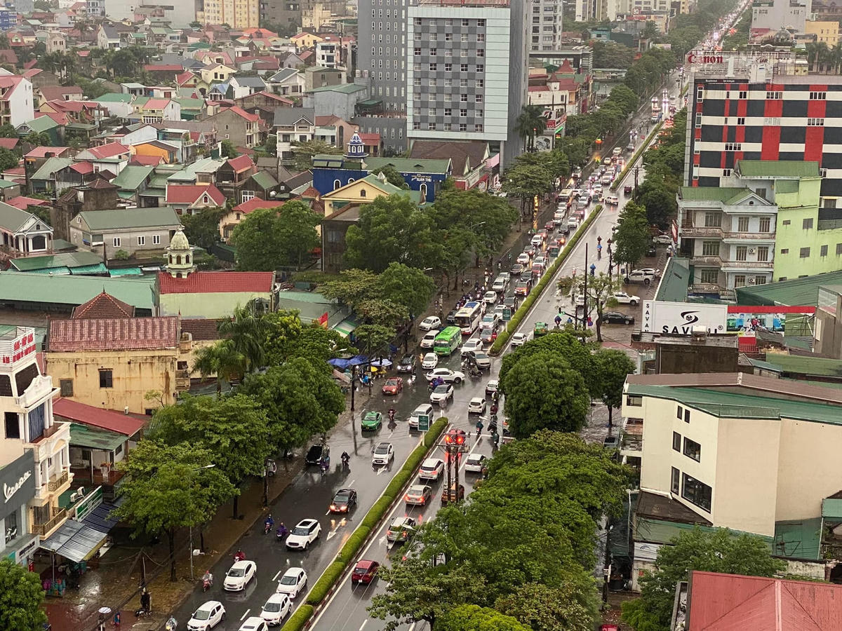 Nhiều nơi "thất thủ" xe không thể di chuyển.