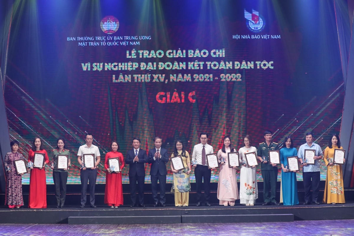 Ông Phạm Tất Thắng, Ủy viên Trung ương Đảng, Phó Trưởng ban Thường trực Ban Dân vận Trung ương và ông Hầu A Lềnh, Uỷ viên Trung ương Đảng, Bộ trưởng, Chủ nhiệm Ủy ban Dân tộc trao giải cho tác giả, nhóm tác giả đoạt giải C 