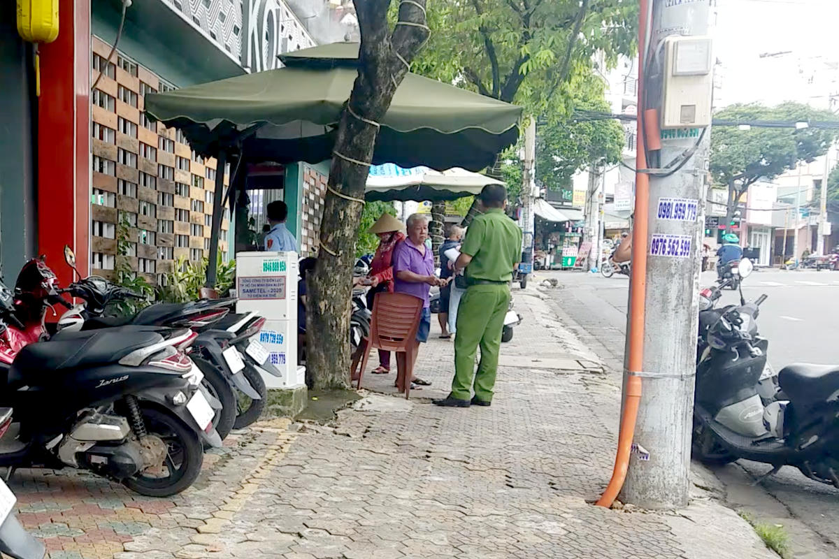 Công an có mặt tại quán cà phê xảy ra vụ việc (Ảnh: Hoàng Thuận).