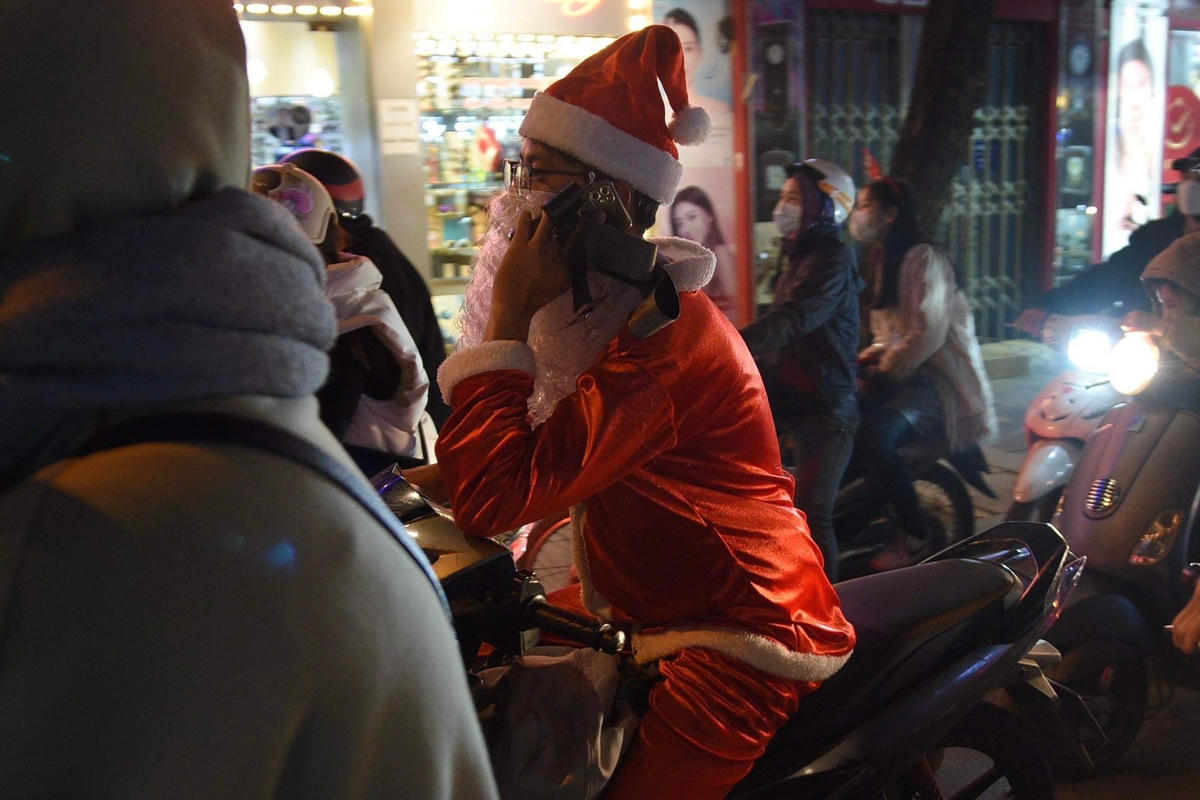 Đường phố Hà Nội ùn tắc nghiêm trọng trong đêm Noel