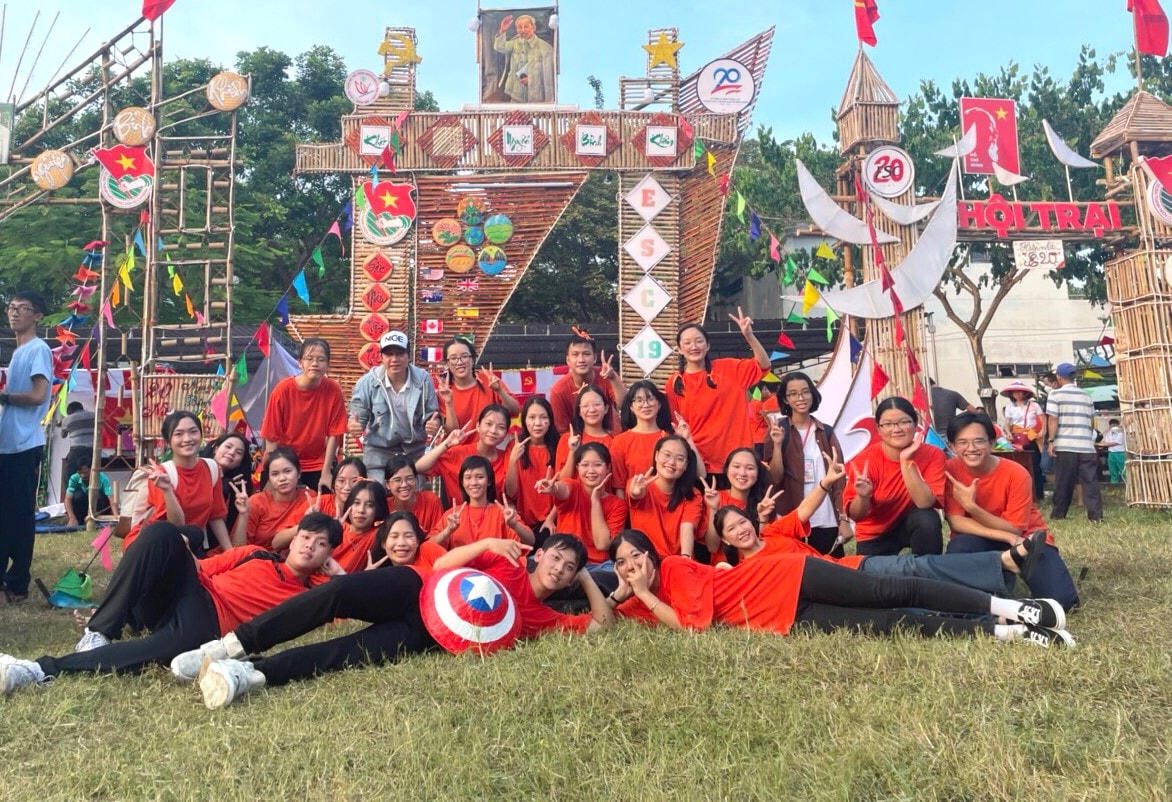 Em Huyền các bạn trong lớp 12/4, Trường chuyên Nguyễn Bỉnh Khiêm.