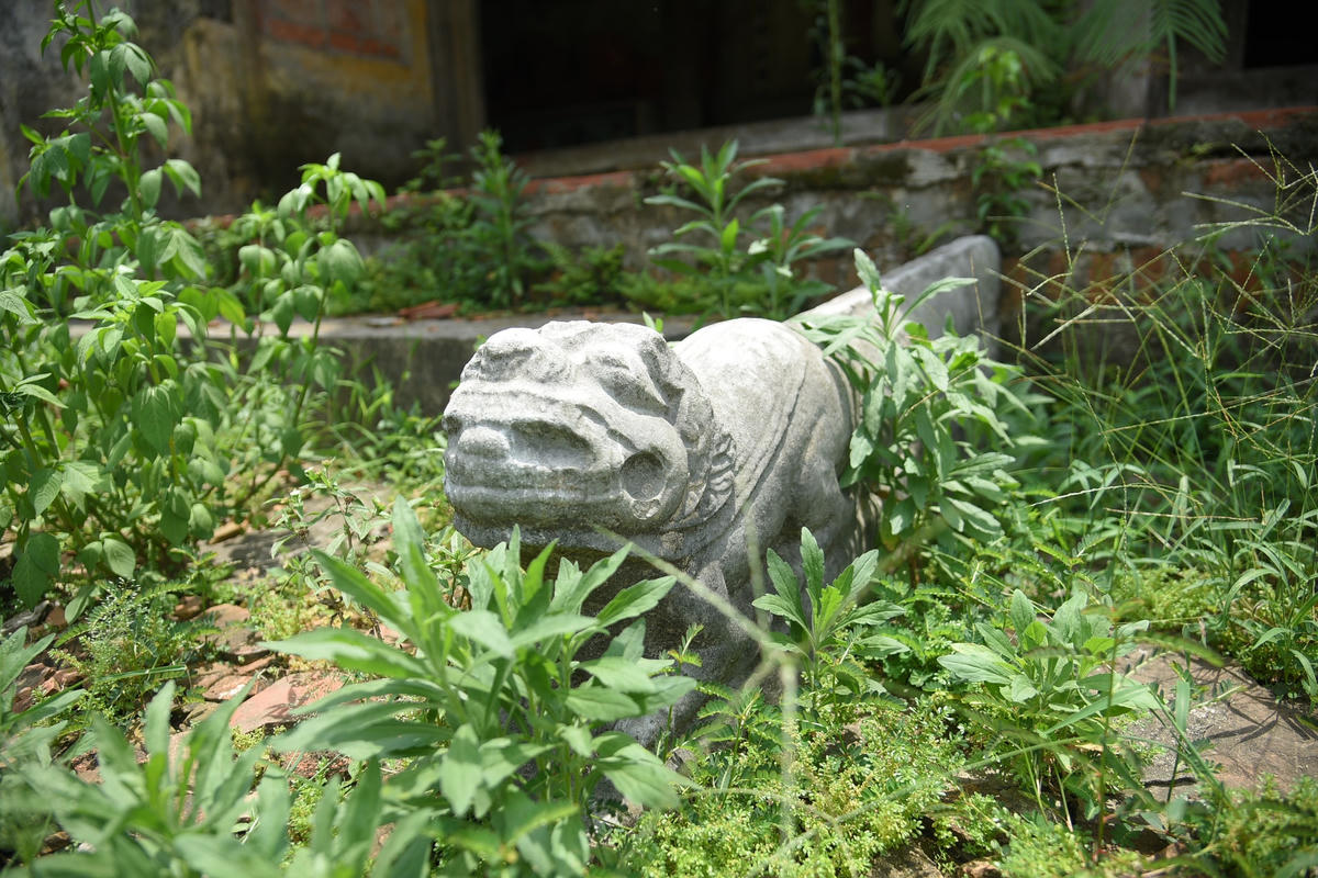 Đôi sấu đá ở thành bậc tiền đường cũng là căn cứ về thời đại dựng chùa là thời Trần. Đây là linh vật phổ biến thời Lý - Trần, xuất hiện trước nghê đá thường phổ biến ở thế kỷ XVI trở lên. Sấu đá cổ đeo chuông, mình tròn hơn so với chó đá, tư thế nằm nhưng sẵn sàng chạy, đầu ngẩng và không chạm chi tiết như nghê đá sau này.