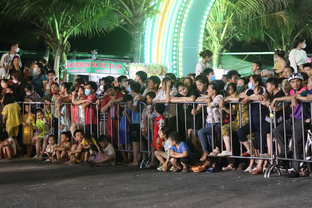 [ẢNH] Hàng vạn người đổ về lễ hội du lịch biển Hải Tiến