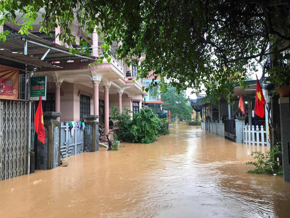 Ông Nguyễn Hữu Trí, Chủ tịch UBND xã Thủy Phù cho biết, mưa lớn đã khiến 12 thôn trên địa bàn bị ngập, giao thông chia cắt. Địa phương đã thông báo đến các thôn trên địa bàn đề phòng mưa lũ, kịp thời di dời người và tài sản đến nơi an toàn. Ngoài ra, UBND xã cũng yêu cầu đơn vị thi công cắm biển cảnh báo nguy hiểm ở những khu vực đang thi công công trình thi công, đảm bảo an toàn trước mưa lũ.