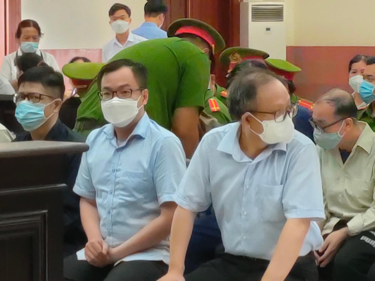 Ngoài vướng vào vụ án bán rẻ đất công vùng ven TP HCM, bị cáo Tất Thành Cang (bên phải) cùng các cựu quan chức cũng vừa phải hầu tòa trong vụ sai phạm tại SADECO.