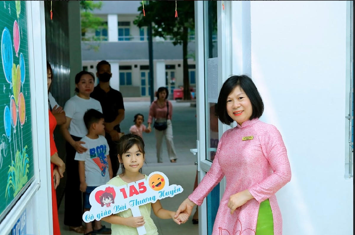 Học sinh lớp 1 Trường Tiểu học Ba Đình (Hà Nội) trong ngày đầu tiên đến trường. Ảnh: NTCC.