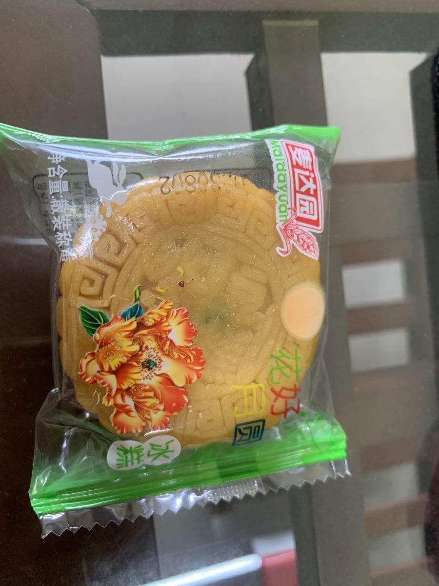 Bánh trung thu trên bao bì ghi chữ nước ngoài. Ảnh: Công an tỉnh Hưng Yên.