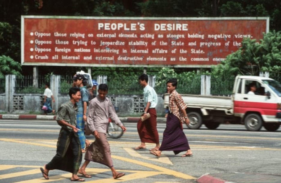 Hình ảnh những người đàn ông ở Myanmar mặc váy kiểu xà rông, được người dân địa phương gọi là 