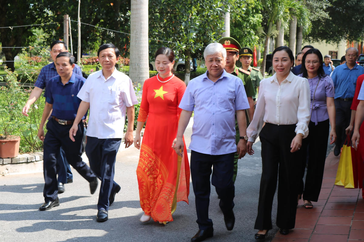 Chiều 19/7, Bí thư Trung ương Đảng, Chủ tịch UBTƯ MTTQ Việt Nam Đỗ Văn Chiến cùng đoàn công tác thăm, tặng quà các thương binh nặng đang điều dưỡng tại Trung tâm điều dưỡng thương binh Duy Tiên (Hà Nam).