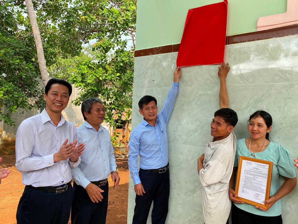 Nghi thức gỡ băng, bàn giao nhà cho người dân.
