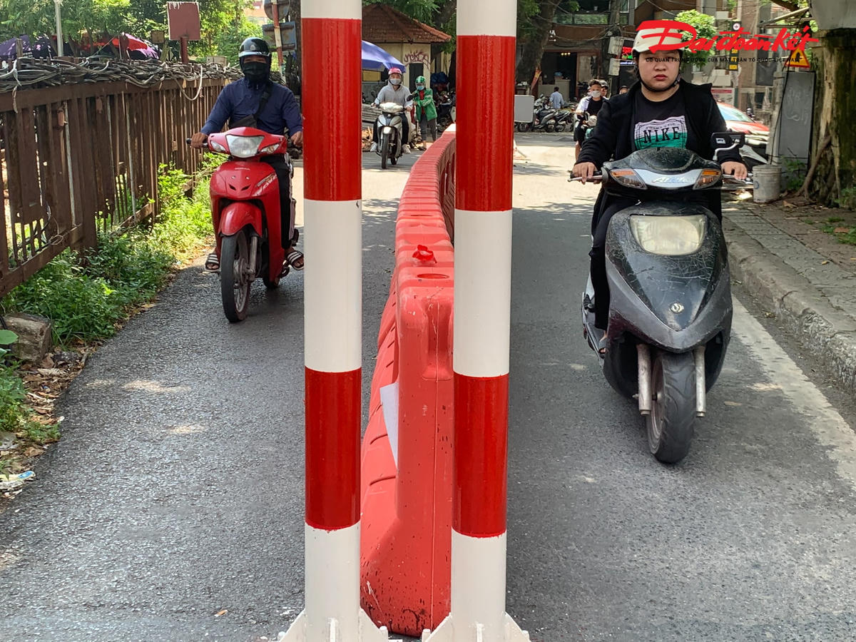 “Tôi nghĩ nếu muốn giải quyết được tận gốc được các phương tiện chở quá tải, xe ba gác, ô tô lên cầu thì lực lượng chức năng chỉ cần thường xuyên túc trực, theo dõi xử phạt nghiêm hoặc theo dõi qua camera để phạt nguội những phương tiện cố tình di chuyển lên cầu mà không cần phải thu hẹp lại lối lên xuống như thế này” - chị Hoài cho hay.