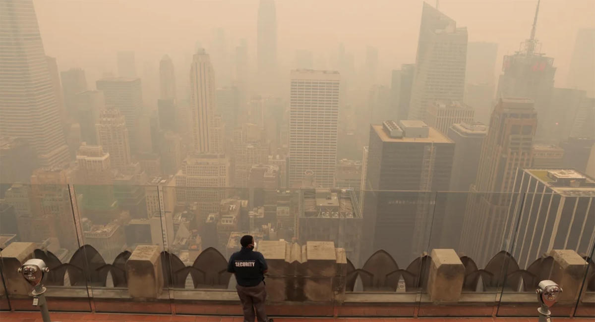 Thành phố New York (Mỹ) chìm trong khói mù sau các vụ cháy rừng nghiêm trọng ở nước láng giềng Canada. Ảnh: CNN.