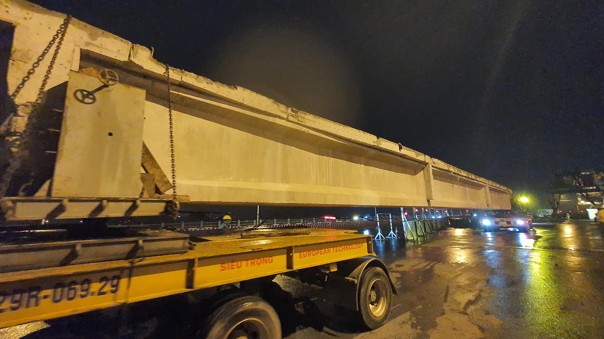 Ông Phùng Ngọc Tuệ, đại diện Công ty CP vận tải đa quốc gia, đơn vị phụ trách việc vận chuyển phiến dầm cầu Vĩnh Tuy cho biết: “Để đảm bảo vận chuyển 18 phiến dầm ở 2 nhịp cầu Vĩnh Tuy, chúng tôi đã phải phối hợp với TTGT và CSGT để phân luồng giao thông, đảm bảo an toàn trên tuyến, đồng thời các phương tiện vận chuyển hàng hoá phải kiểm tra, chặt chẽ trong quá trình vận chuyển cũng như trên đường đi”.