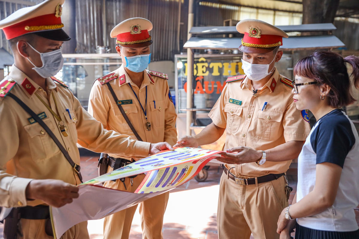 Nhằm nâng cao việc chấp hành Luật Giao thông đường bộ, Phòng CSGT Hà Nội triển khai dán áp phích tuyên truyền tại hàng quán với dòng chữ "đã uống rượu bia không lái xe".