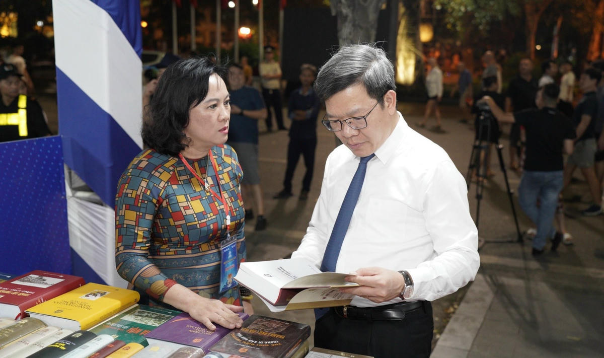 Các đại biểu tham quan các gian hàng.
