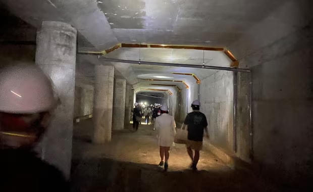 Một số khách du lịch đầu tiên khám phá đường hầm bí ẩn của Seoul. Ảnh: The Guardian.