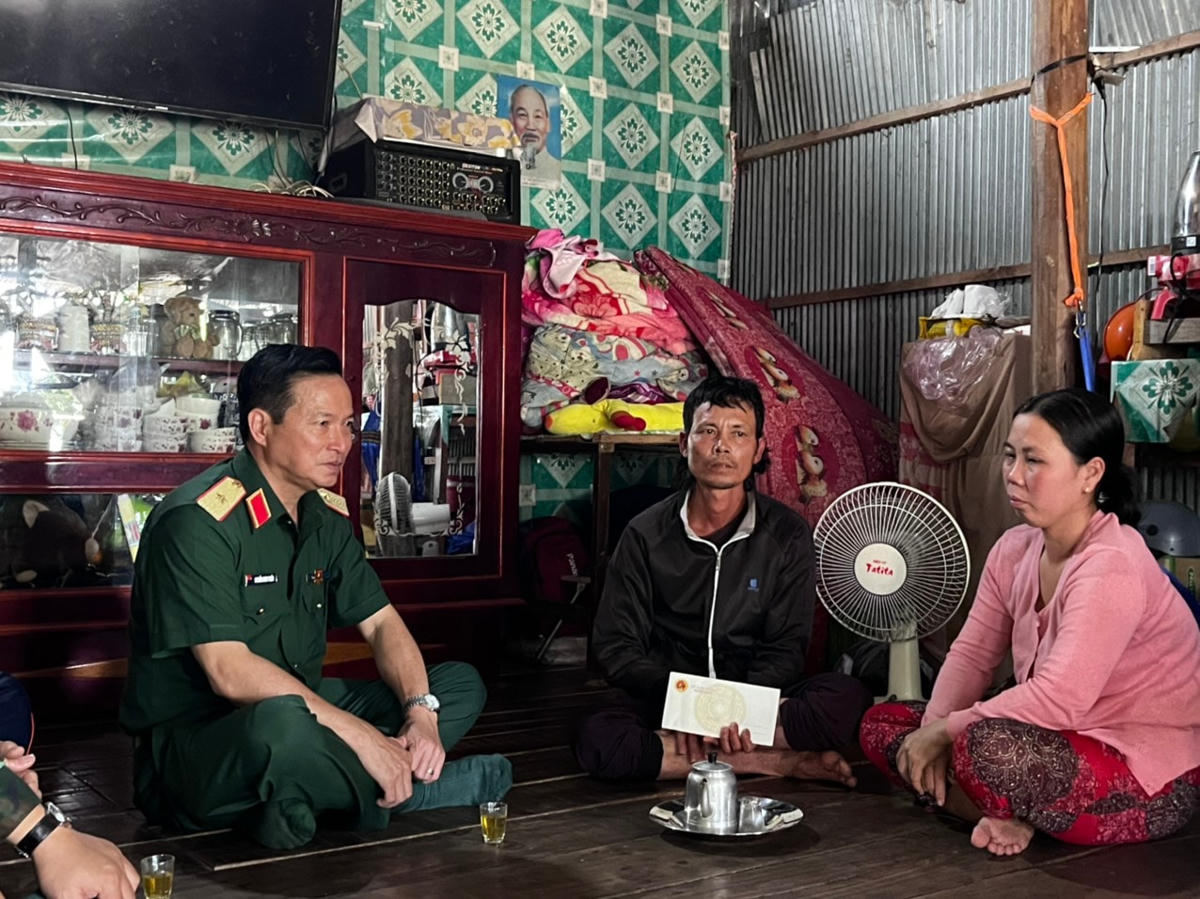 Lãnh đạo Quân khu 9 đã đến thăm, động viên gia đình bé Thái Lý Hạo Nam.