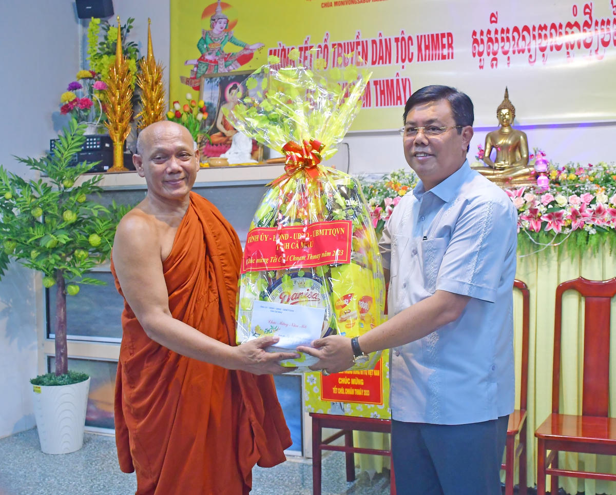 Bí thư Tỉnh ủy, Chủ tịch HĐND tỉnh Cà Mau Nguyễn Tiến Hải, tặng quà chúc mừng năm mới Hội ĐKSSYN tỉnh.