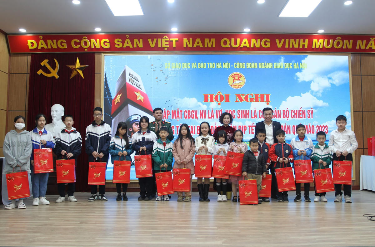 Liên đoàn Lao động thành phố và ngành Giáo dục Hà Nội tặng quà cho nhà giáo, học sinh là vợ và con các chiến sĩ.