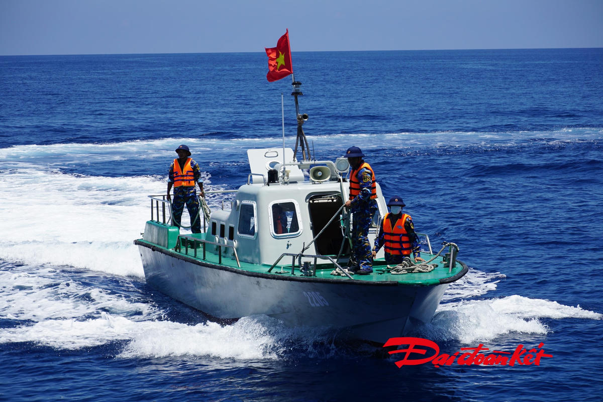 Ca nô chuẩn bị tiếp cận tàu KN-290. Ảnh: Mạnh Thìn.