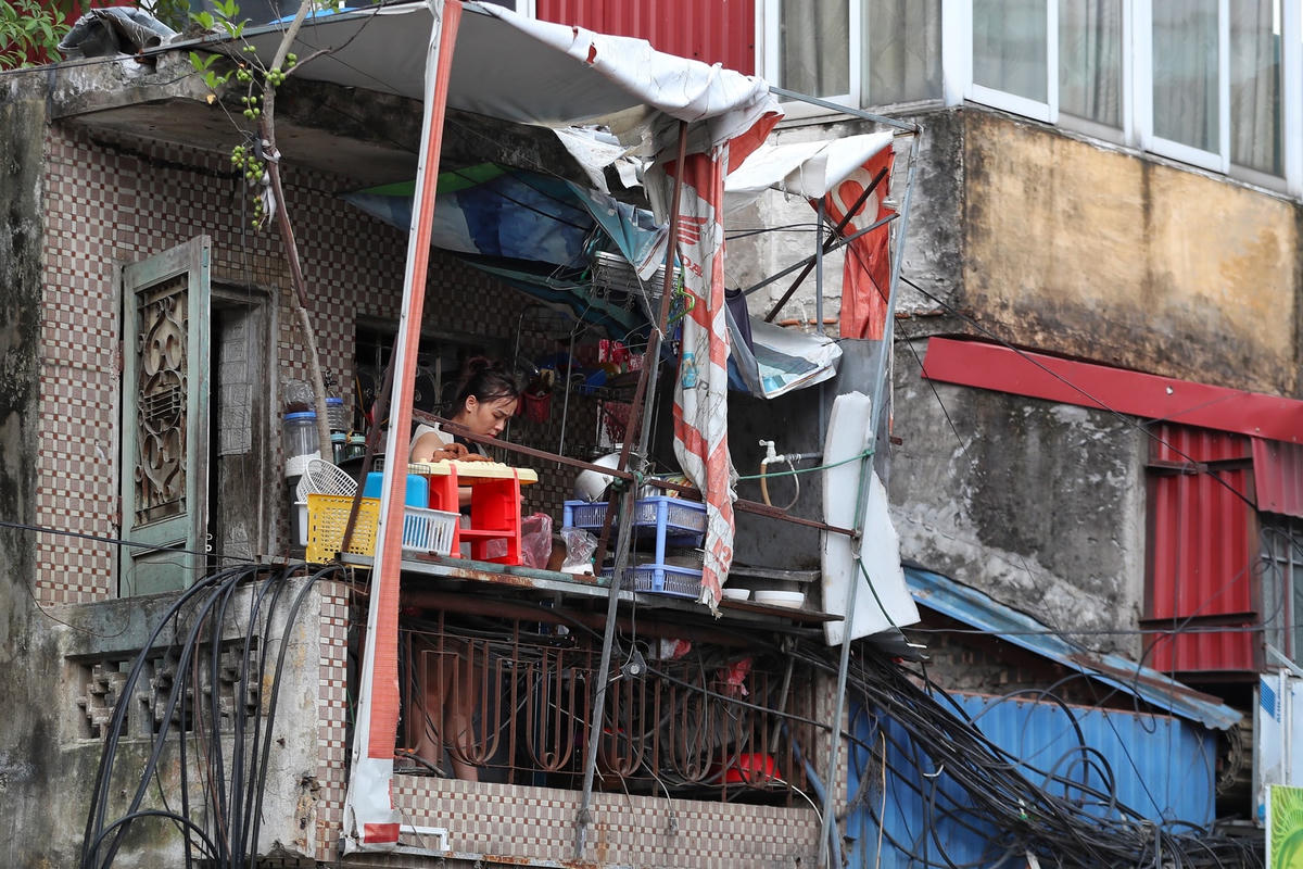 Do căn nhà đã được tháo dỡ, người dân phải tận dụng góc ban công nhỏ hẹp để nấu nướng.