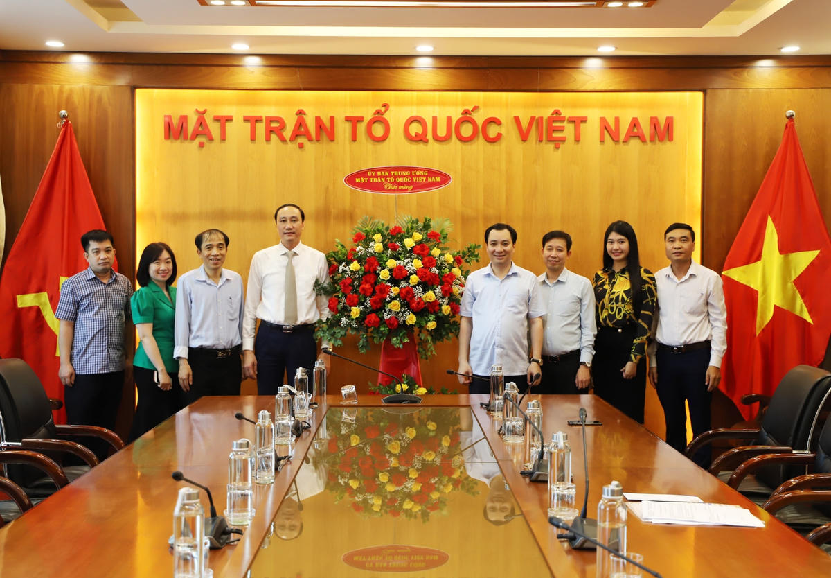 Phó Chủ tịch Phùng Khánh Tài thăm, chúc mừng Ban Tuyên giáo, Cơ quan Ủy ban Trung ương MTTQ Việt Nam.