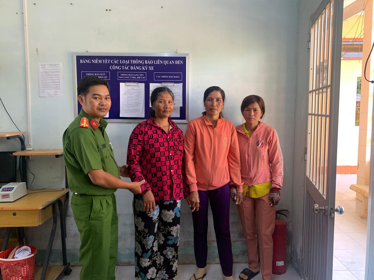 Chị Thị Hai (áo caro đỏ đen) đoàn tụ gia đình sau 10 năm thất lạc.