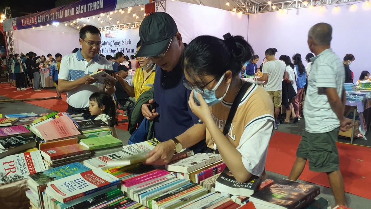 Điểm nhấn tại sự kiện là hình ảnh những gia đình trẻ gồm bố mẹ và các con cùng đưa nhau tới các gian hàng sách, cho thấy nhiều gia đình trẻ ở Nam Định vẫn rất quan tâm, chú trọng, mong muốn các con có thói quen, hứng thú với việc đọc sách ngay từ khi còn nhỏ.