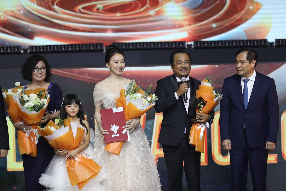 Đoàn phim 'Mẹ rơm" nhận giải Cánh diều vàng hạng mục phim truyền hình. 