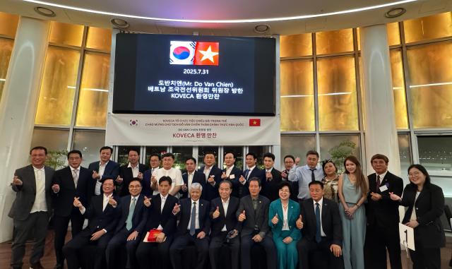 Chủ tịch Ủy ban Trung ương Mặt trận Tổ quốc Việt Nam Đỗ Văn Chiến hàng đầu thứ 4 từ trái qua và Đoàn đại biểu chụp ảnh kỷ niệm cùng KOVECA ẢnhHoàng Phương Ly