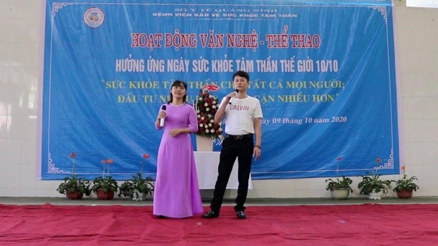 Bệnh nhân cùng nhân viên y tế tham gia hoạt động văn nghệ - thể thao hưởng ứng Ngày sức khỏe tâm thần thế giới 10/10.