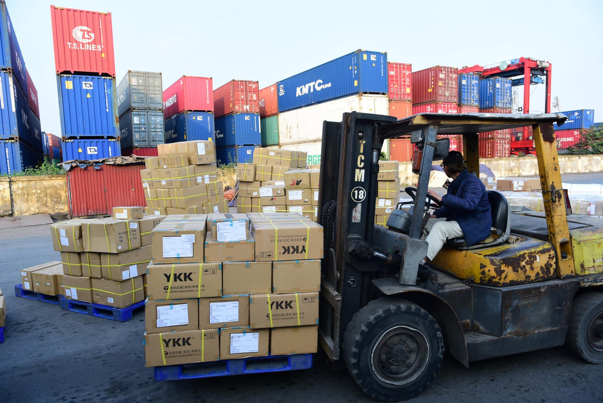 Hàng hóa của Việt Nam ngày càng có chỗ đứng trên thị trường ASEAN. Ảnh: Quang Vinh.