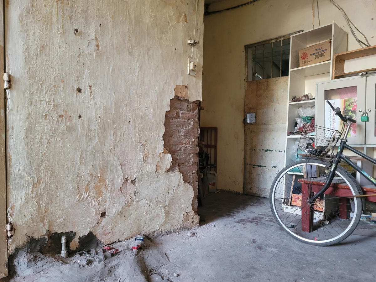 Tường xuống cấp nghiêm trọng, vữa bong từng mảng.