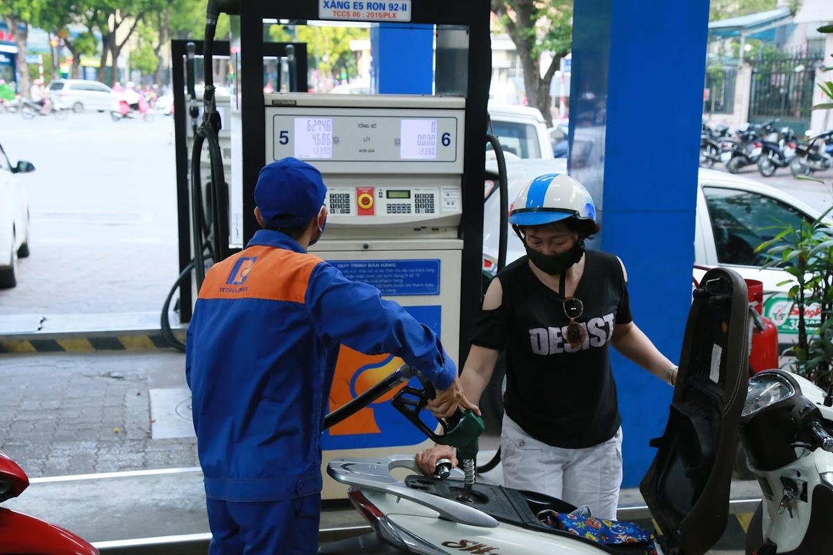 Nhiều giải pháp được đưa ra nhằm ổn định thị trường xăng dầu. Ảnh: Quang Vinh.