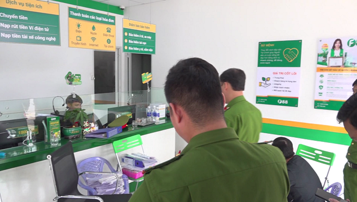 Công an kiểm tra một chi nhánh F88 tại TP Tam Kỳ.